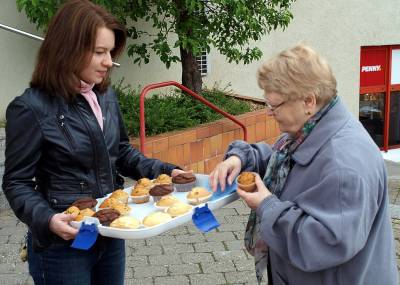 Vorstandsmitglied Christine Steinbrenner beim Verteilen der Muffins.