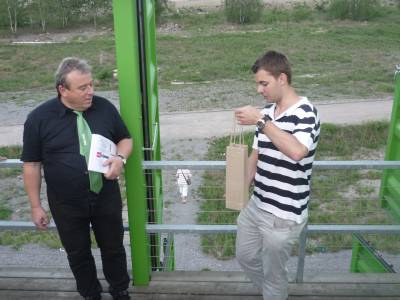 Der Vorsitzender der Jungen Union Heilbronn und Vorstandsmitglied des CDU Ortsverbandes Neckargartach, Markus Beil, berreicht Wilfried Hajek, als Dankeschn fr die informative Fhrung,eine Flasche Heilbronner Wein.