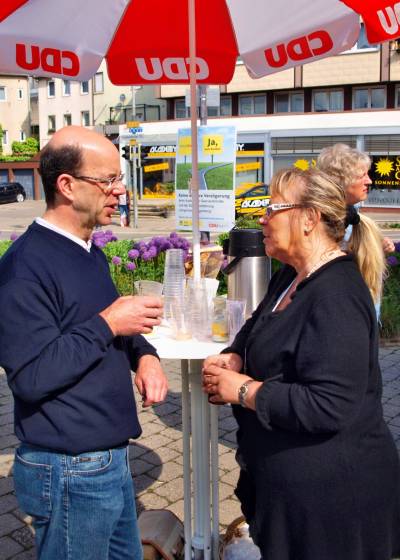 CDU Stadtverbands Mitglied Dr. Albrecht Merkt im Gesprch mit der Ortsvorsitzenden der CDU Neckargartach, Gundula Hagner.