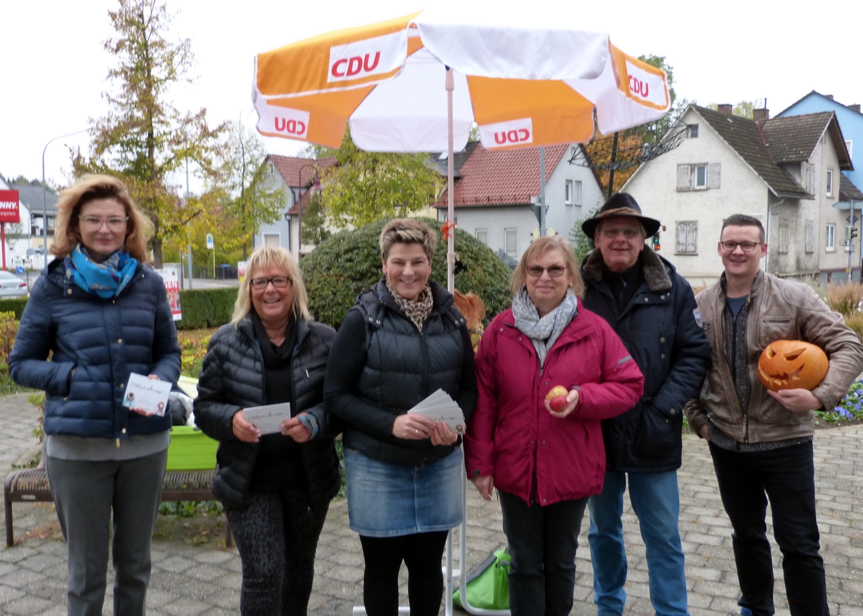 Das Bild zeigt v.l.n.r.: Savka Hannemann, Gundula Hagner, Verena Schmidt, Iris Mettendorf, Uwe Mettendorf und Markus Hoffmann