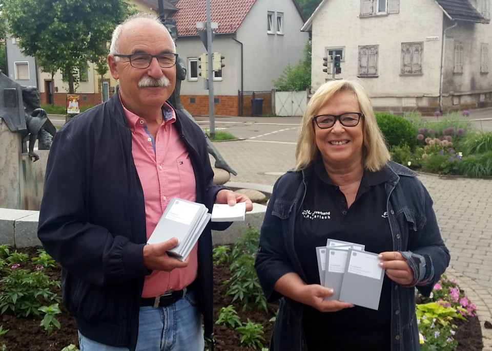 Gerd Zeyer und Gundula Hagner beim Verteilen des Grundgesetzes.